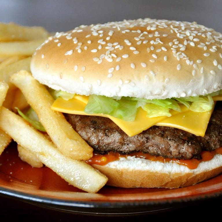 Juicy Cheeseburgers: A Comfort Food Classic